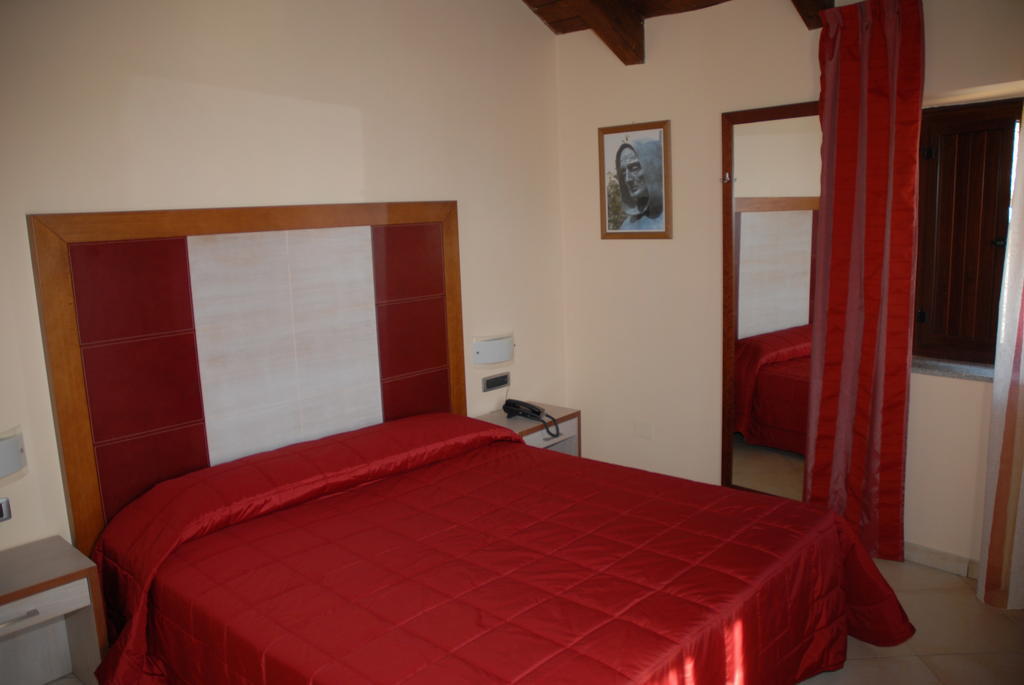 Hotel Conte Ruggero Serra San Bruno Chambre photo