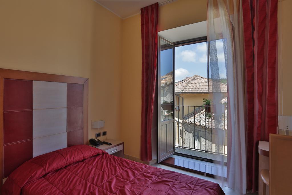 Hotel Conte Ruggero Serra San Bruno Chambre photo