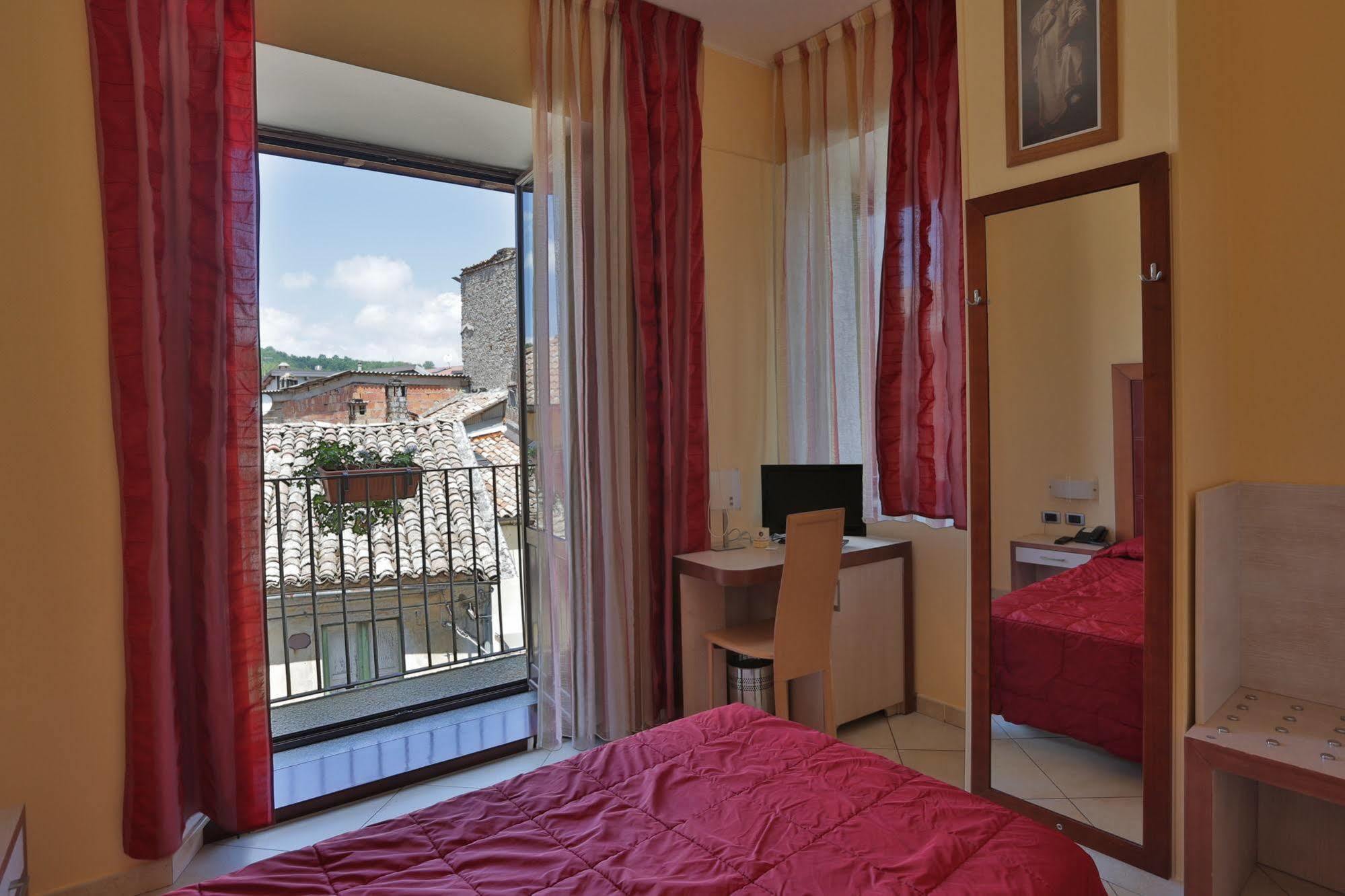 Hotel Conte Ruggero Serra San Bruno Extérieur photo
